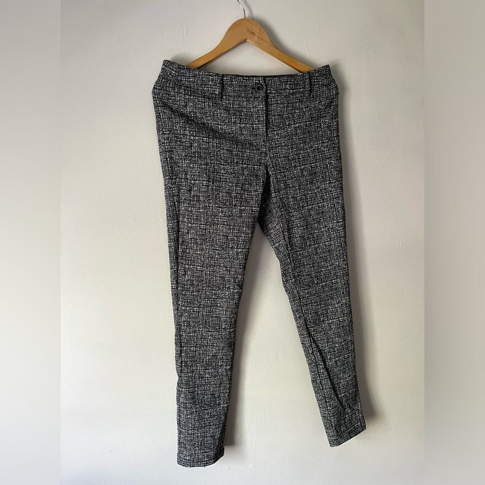 Medium size dress pants. Tag says “spandex”.Stretchy material. Short length
